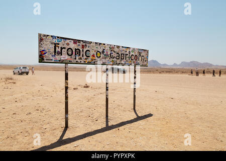 Tropique du Capricorne Namibie - Les touristes à la tropique du Capricorne signe dans le désert du Namib, Namibie, Afrique du Sud Banque D'Images