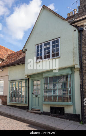 Bâtiment avec une vieille fenêtre en verre courbé, Saffron Walden, marché de la ville historique de Uttlesford, Essex, UK Banque D'Images