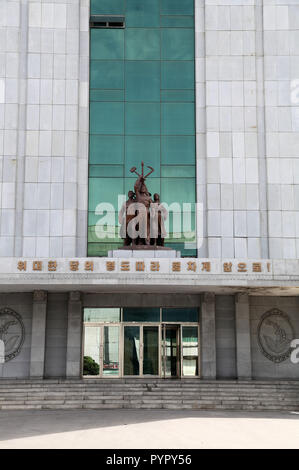 Entrée de la troupe artistique Mansudae Art Studio à Pyongyang Banque D'Images