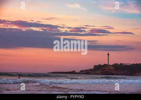 Spectaculaire coucher de soleil vu de la plage à Biarritz, France Banque D'Images