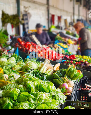 Kiosque de légumes à un célèbre marché Bolhão. Porto, Portugal Banque D'Images