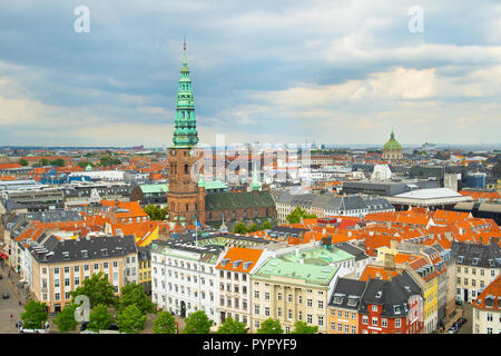 Toits de Copenhague avec l'église Saint-Nicolas. Danemark Banque D'Images