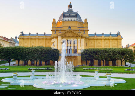 Fontaine dans le parc par le Théâtre national croate à Zagreb, Croatie Banque D'Images