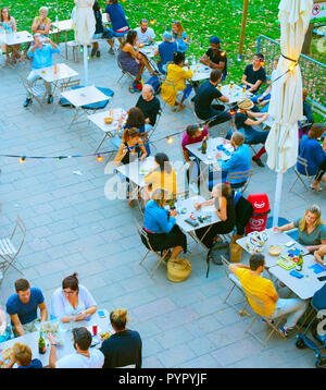 TOULOUSE, FRANCE - 13 août 2017 : les gens à s street restaurant à Toulouse, France. Toulouse est une ville dans le sud-ouest de la France, à proximité des Pyrénées, c Banque D'Images