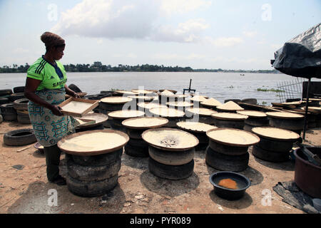 La production d'attiéké dans Blockhauss, Abidjan, Côte d'Ivoire Banque D'Images