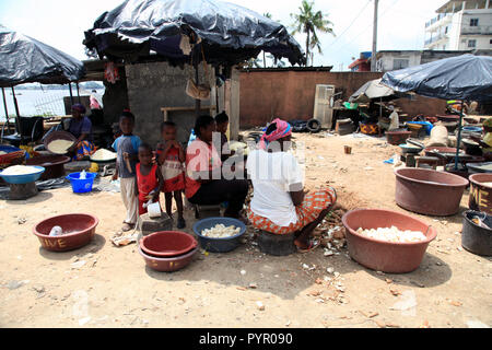 La production d'attiéké dans Blockhauss, Abidjan, Côte d'Ivoire Banque D'Images