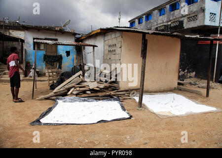 La production d'attiéké dans Blockhauss, Abidjan, Côte d'Ivoire Banque D'Images