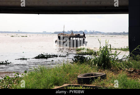 Voile sous un pont, au départ le Plateau, Abidjan, Côte d'Ivoire Banque D'Images