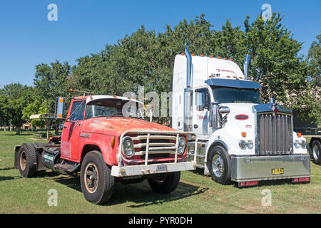 Les anciens et les nouveaux camions. International AB 180 et un long nez de Kenworth. Banque D'Images