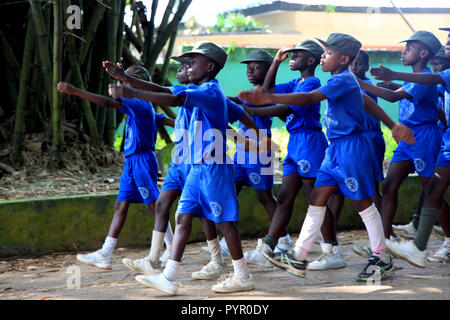 Les enfants de l'école pratique marchant sous les arches de bambou en face du Jardin Botanique à Bingerville près d'Abidjan, Côte d'Ivoire Banque D'Images