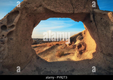 La vue sur l'arche rocheuse dans la vallée d'épées (Kiliclar vadisi) près de la ville de Göreme, en Cappadoce, Turquie Banque D'Images