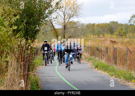 Les cyclistes du Tour de vélo dans le Bronx Soundview Park à Clason Point, Bronx, New York, NY. Banque D'Images