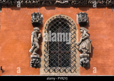 Wroclaw old town hall, vue de deux figures allégoriques médiévale en pierre sculpté sur le côté sud de l'Ancien hôtel de ville dans le centre de Wroclaw, Pologne Banque D'Images