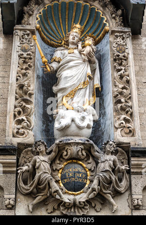 La Liebfrauenkirche (église Notre Dame) au centre-ville de Koblenz. Le portail principal avec la niche la figure de Marie. Banque D'Images