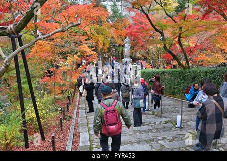 KYOTO, JAPON - 24 NOVEMBRE 2016 : personnes visitent Eikando Zenrinji gardens à Kyoto, au Japon. Le Bouddhisme Jodo temple remonte à l'an 853. Banque D'Images