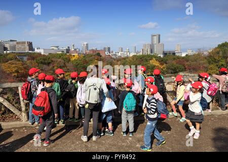 OSAKA, JAPON - 22 NOVEMBRE 2016 : Voyage Scolaire visites parc du château d'Osaka au Japon. Osaka appartient au 2e plus grande région métropolitaine du Japon (19,3 millions de dollars Banque D'Images