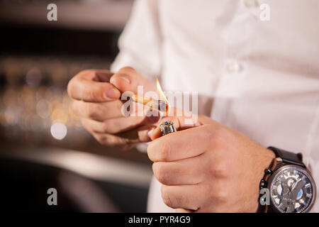 Libre de mains barman pouring alcoholic drink.plateau professionnel Banque D'Images