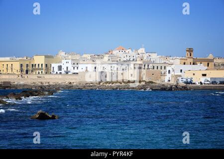 Gallipoli, ville située dans les Pouilles, Italie. Les toits de la vieille ville. Banque D'Images