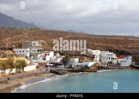 Tenerife, Canaries, Espagne - ville de El Puertito. Plage de sable noir de la côte de Costa Adeje. Banque D'Images