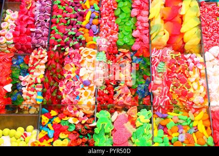 Confiserie au marché de la Boqueria à Barcelone, Espagne. Gumdrops colorés et des bonbons gomme vin. Banque D'Images