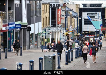 HUDDERSFIELD, UK - 10 juillet 2016 : personnes visitent la zone commerçante de Huddersfield, West Yorkshire, Royaume-Uni. Huddersfield est la 3ème plus grande ville de West Yorkshi Banque D'Images