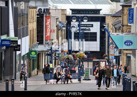 HUDDERSFIELD, UK - 10 juillet 2016 : personnes visitent la zone commerçante de Huddersfield, West Yorkshire, Royaume-Uni. Huddersfield est la 11e plus grande ville de l'UK avec Banque D'Images