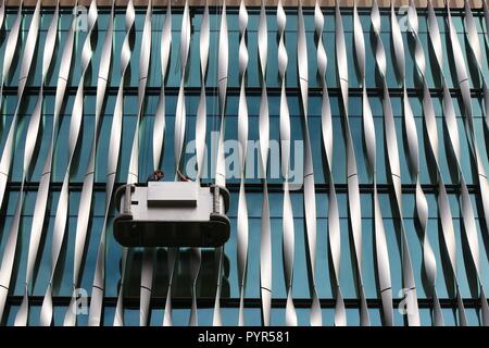 Londres, UK - 8 juillet 2016 : nettoyage de vitres travaux sur bâtiment Monument à Londres, au Royaume-Uni. Il a été conçu par les architectes et dispose d''un anodisé torsadée Banque D'Images