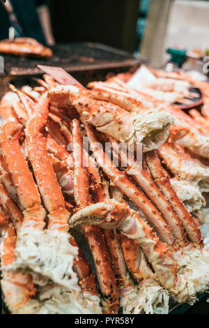 Fruits de mer savoureux en japonais marché traditionnel. King Crabe d'Alaska organique sur le vendeur mobile. La nourriture fraîche de ocean concept. Banque D'Images