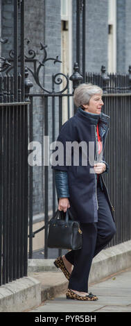 Le Premier ministre britannique Theresa peuvent émerge d'entre les grilles au 10 Downing Street pour assister le Parlement le jour de la présentation du budget 2018. Banque D'Images