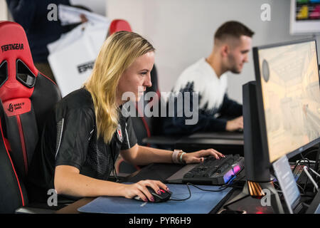 Moscou, Russie - le 27 octobre 2018 : ÉPICENTRE Counter Strike : Global Offensive esports event. Femme Kluenkova gamer Ksenia vilga jouant contre les visiteurs de l'événement. Banque D'Images