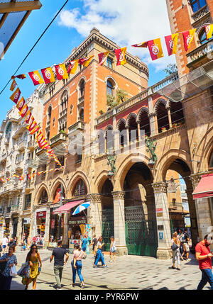 Marche des citoyens face à la Saint Antoine de Padoue, la plus grande église catholique romaine à Istanbul, sur l'animation de la rue Istiklal, Beyoglu, Turquie. Banque D'Images