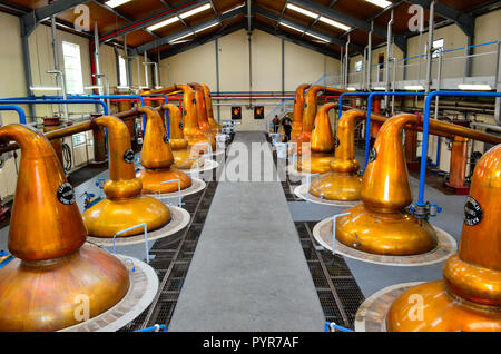 DUFFTOWN, Royaume-Uni - 5 septembre 2013 : Intérieur de la distillerie de Glenfiddich alambics avec hall Banque D'Images