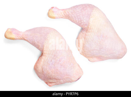 La viande de poulet crue fraîche, isolé sur fond blanc. Pilons de poulet ou des jambes, vue d'en haut. Banque D'Images