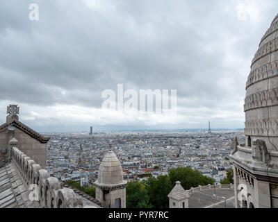 Vue de la tour Eiffell à partir du haut de l'église Sacré-Coeur Banque D'Images