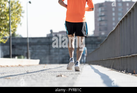 Close up image of strong athletic jambes avec ripped muscle du mollet de sport homme tournant au coucher du soleil avec copie espace en milieu urbain formation ville Sport Wor Banque D'Images