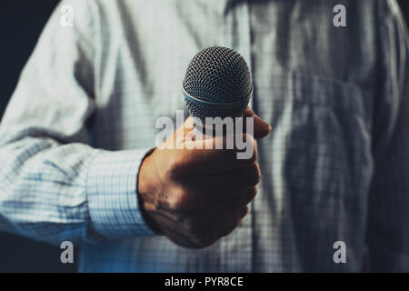 Microphone main avec faire une entrevue pour les médias, selective focus Banque D'Images