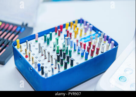 Close up ensemble d'outils pour implant dentistes situé dans les nids dans un certain ordre sur la table de travail. Focus sélectif. Banque D'Images