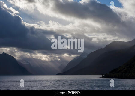 Ciel au-dessus de la spectaculaire Hjørundfjord, Møre og Romsdal (Norvège) Banque D'Images