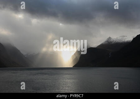 Ciel au-dessus de la spectaculaire Hjørundfjord, Møre og Romsdal (Norvège) Banque D'Images