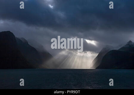 Ciel au-dessus de la spectaculaire Hjørundfjord, Møre og Romsdal (Norvège) Banque D'Images