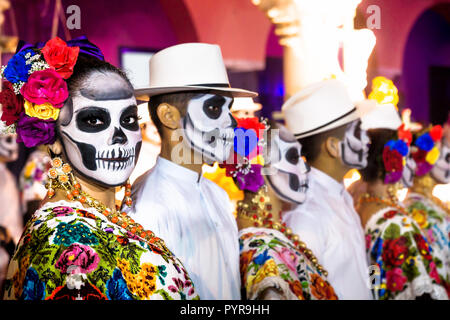 Danseurs peint avec Catrina skulls pour dia de los muertos après afficher sur le Palacio Municipal, Merida, Yucatan, Mexique Banque D'Images