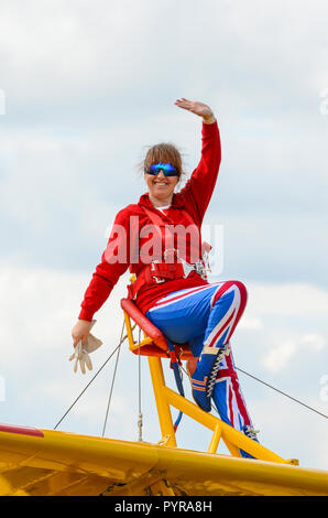 Helen Tempest, marcheur à longue durée, marche à l'aile dans Union Jack drapeau lycra combinaison. Tenue drapeau britannique. Maintenant Helen Bailey. Wingwalker, marche à pied Banque D'Images