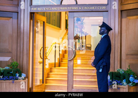 Un garde à l'extérieur de la Wimbledon All England Club Banque D'Images