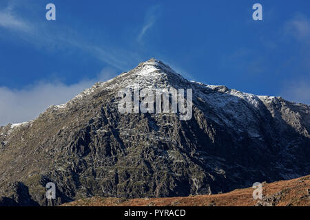 Vue sur le sud-est du Mont Snowdon, la plus haute montagne dans le parc national de Snowdonia dans le Nord du Pays de Galles. Banque D'Images