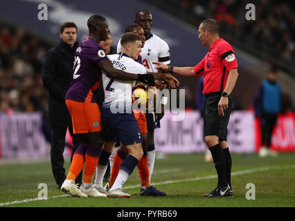 Arbitre Kevin ami parle de joueurs des deux côtés au cours de la Premier League match au stade de Wembley, Londres. Banque D'Images