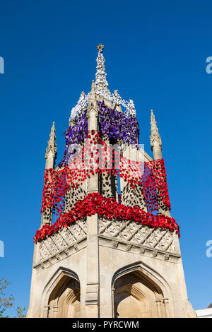 Coquelicots tricotés en rouge, blanc et violet décorer marché Devizes Cross pour le Jour du Souvenir, Devizes, Wiltshire Banque D'Images