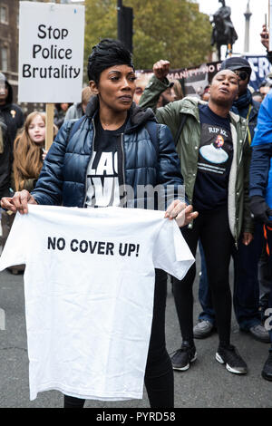 Londres, Royaume-Uni. 27 octobre, 2018. Brown-Burrell Kadisha, soeur de Kingsley Burrell, marches avec les autres participants du UFFC. Banque D'Images