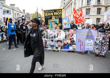 Londres, Royaume-Uni. 27 octobre, 2018. Marcia Rigg, soeur de Sean Rigg, marches avec les militants de l'organisation des familles et amis (UFFC campagne). Banque D'Images