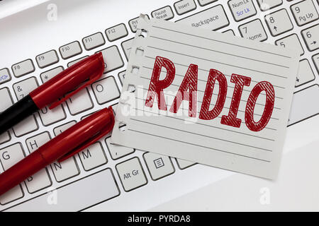 L'écriture de texte Word Radio. Concept d'entreprise pour la réception de la transmission des ondes électromagnétiques transportant des messages sonores. Banque D'Images