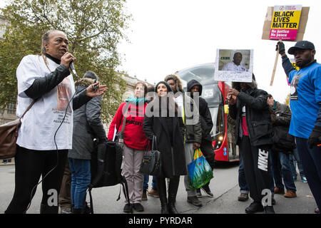 Londres, Royaume-Uni. 27 octobre, 2018. Stephanie Lightfoot-Bennet, soeur jumelle de Leon Patterson, adresses de militants la UFFC. Banque D'Images